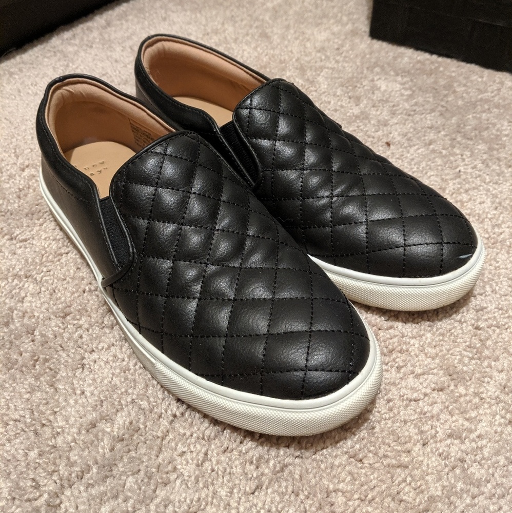 🌻Black & White slip ons